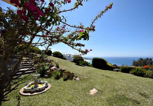 Casa Anselmo - Vistas Faro Camarinal desde Jardin