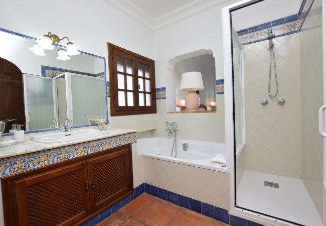 Al Amireh - Dormitorio Principal - baño en suite (1)
