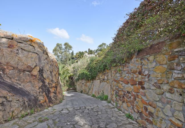 Entre Rocas - Acceso parking trasero