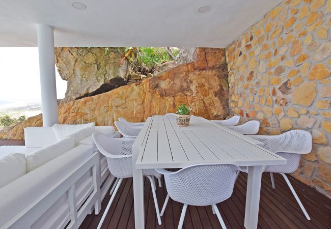 Entre Rocas - Comedor Exterior en Porche