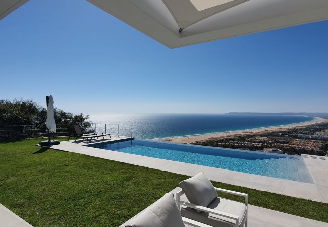 Azara G37 - Zona de piscina y porche