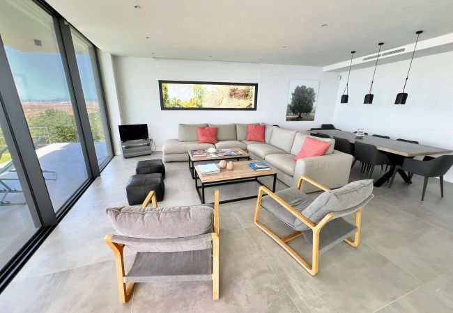 Azara G37 - Sala de estar y comedor