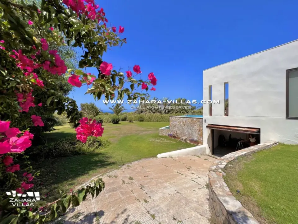 Imagen 8 de Chalet en primera línea de playa en venta en la Cala de los Alemanes, Atlanterra