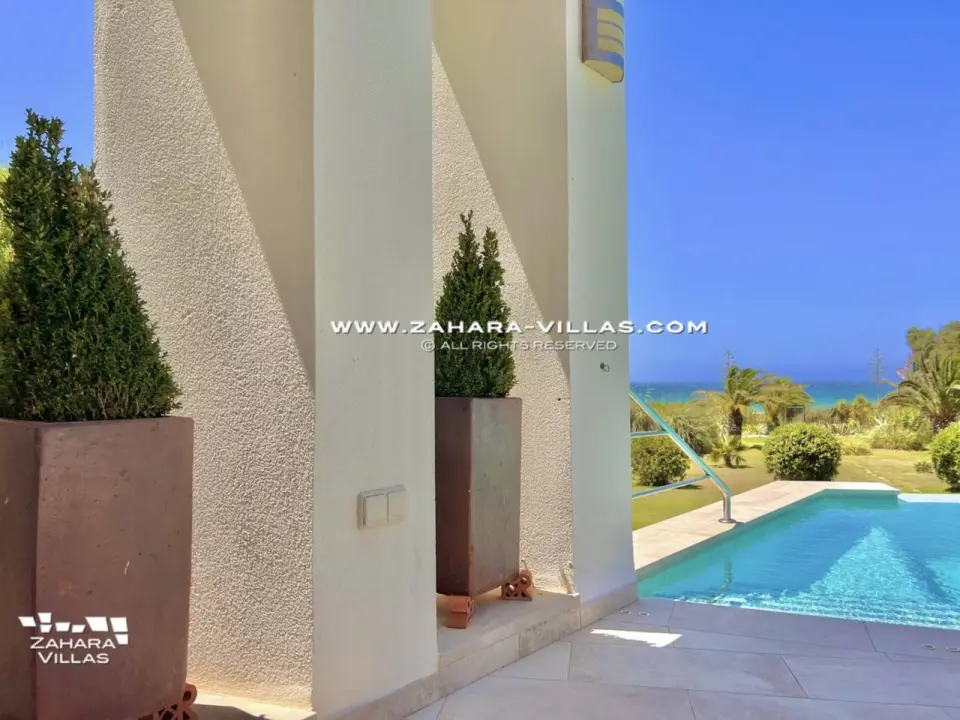 Imagen 12 de Chalet en primera línea de playa en venta en la Cala de los Alemanes, Atlanterra