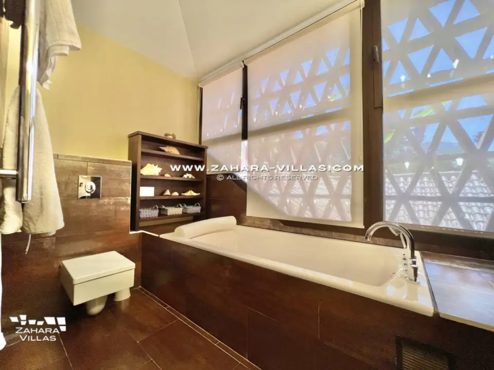 Imagen 34 de Chalet en primera línea de playa en venta en la Cala de los Alemanes, Atlanterra