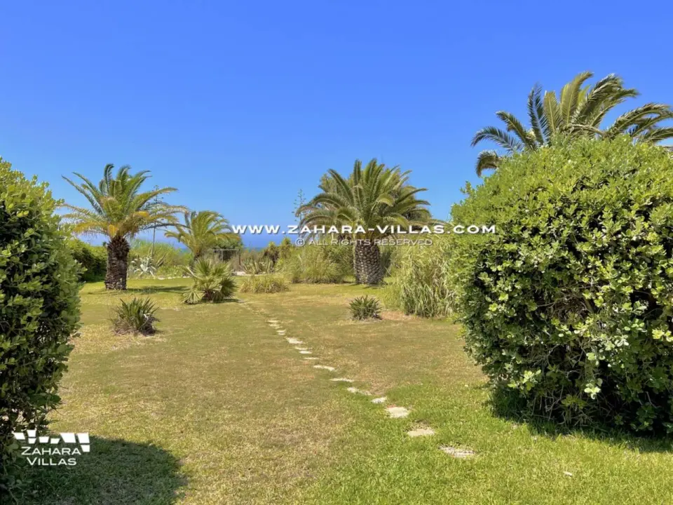 Imagen 11 de Chalet en primera línea de playa en venta en la Cala de los Alemanes, Atlanterra