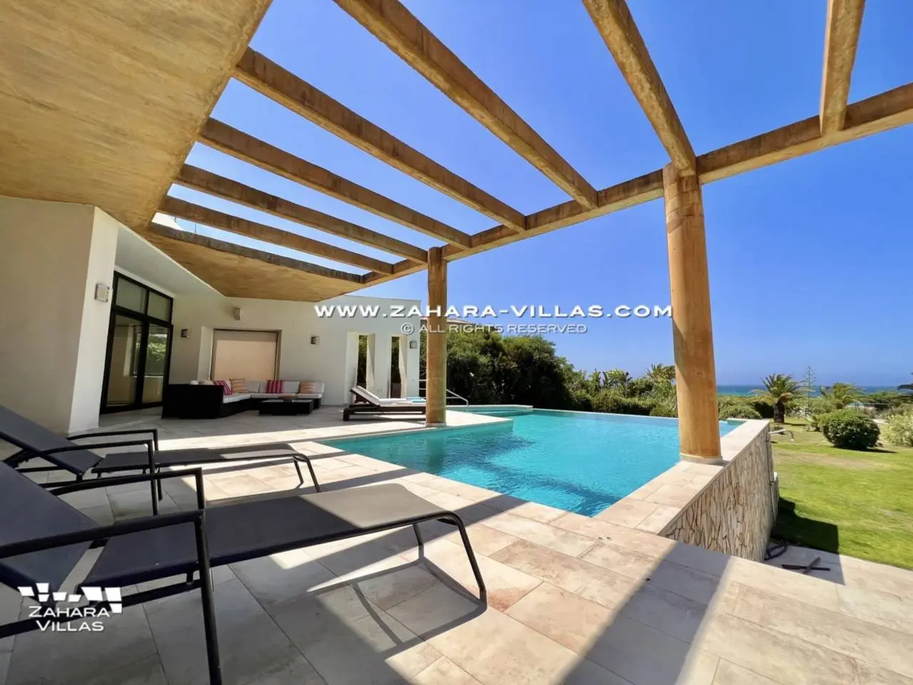 Imagen 1 de Chalet en primera línea de playa en venta en la Cala de los Alemanes, Atlanterra