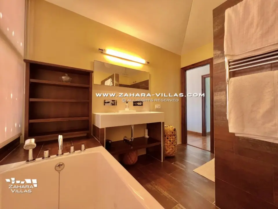 Imagen 33 de Chalet en primera línea de playa en venta en la Cala de los Alemanes, Atlanterra
