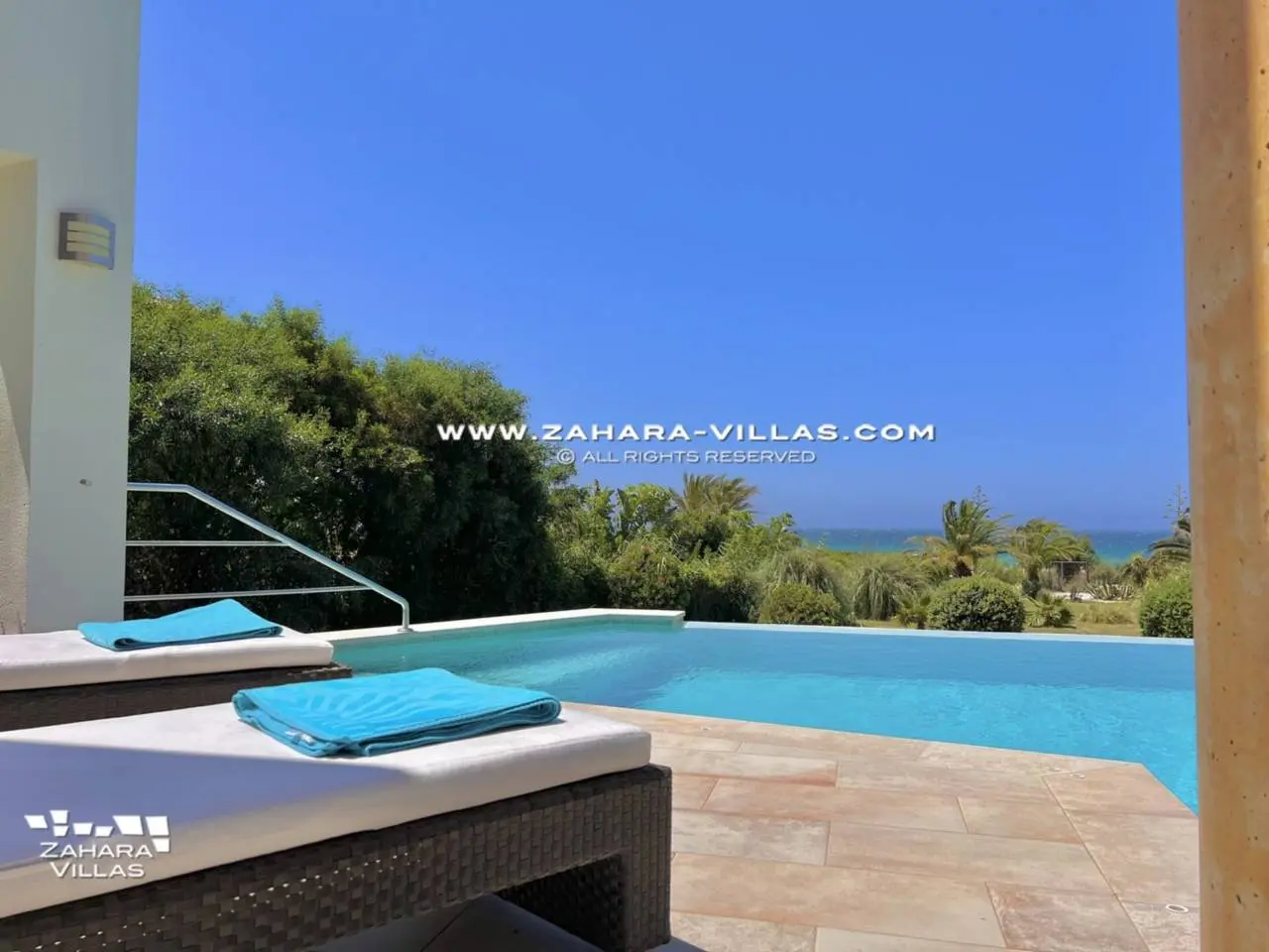 Imagen 15 de Chalet en primera línea de playa en venta en la Cala de los Alemanes, Atlanterra