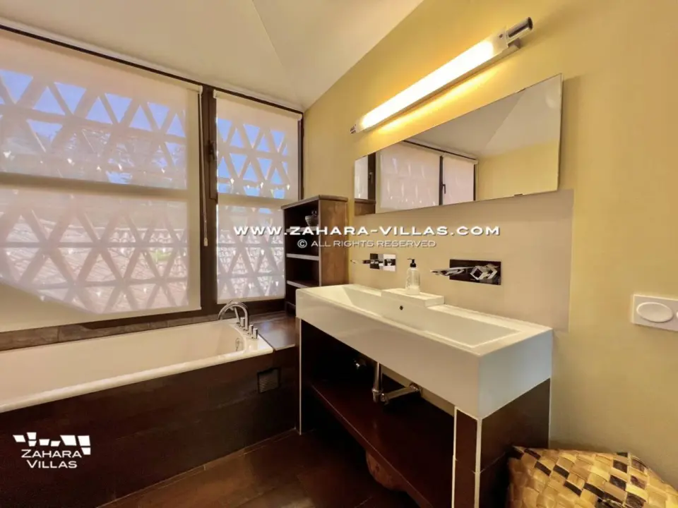 Imagen 35 de Chalet en primera línea de playa en venta en la Cala de los Alemanes, Atlanterra