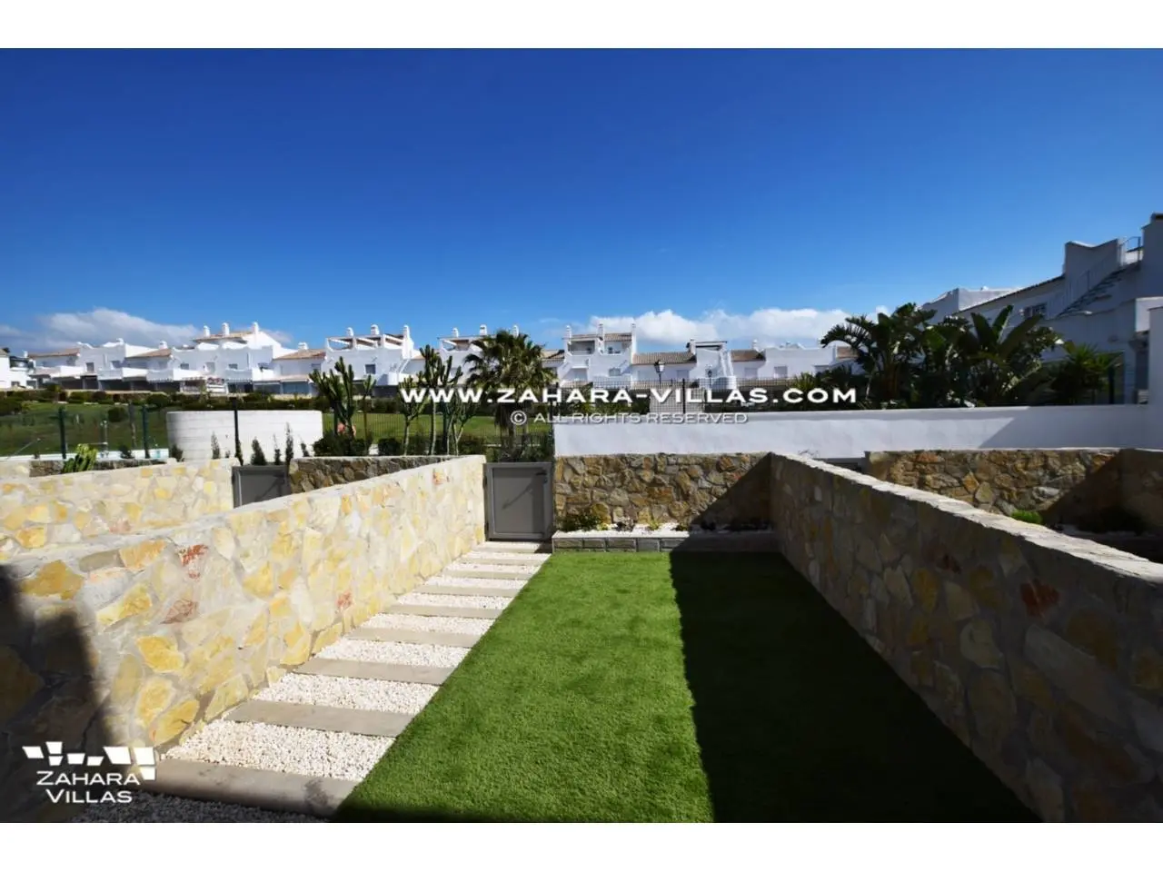Imagen 3 de Newly Built Terraced House with Frontal Sea Views.