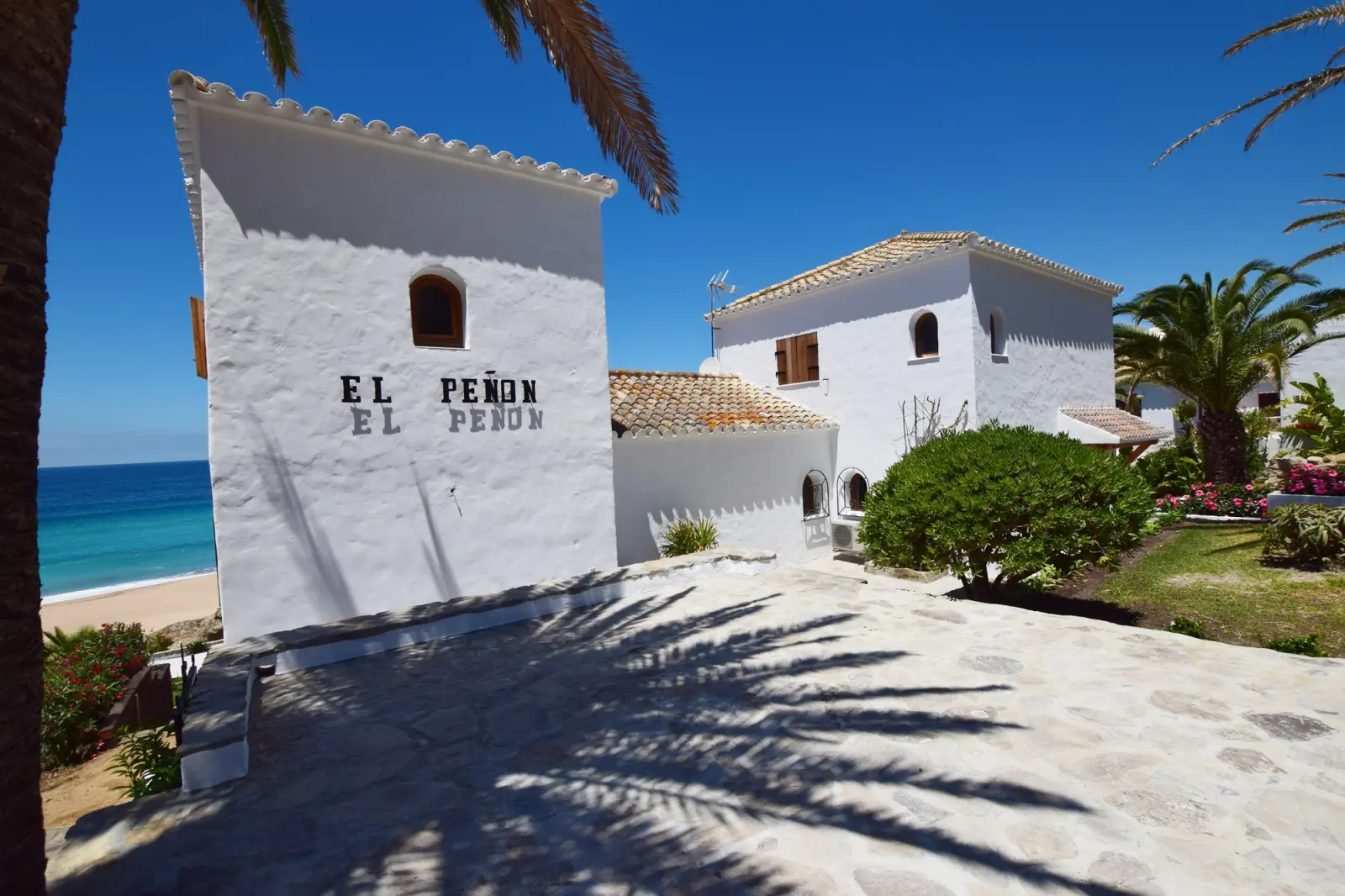 El Peñón - Parking en la parcela