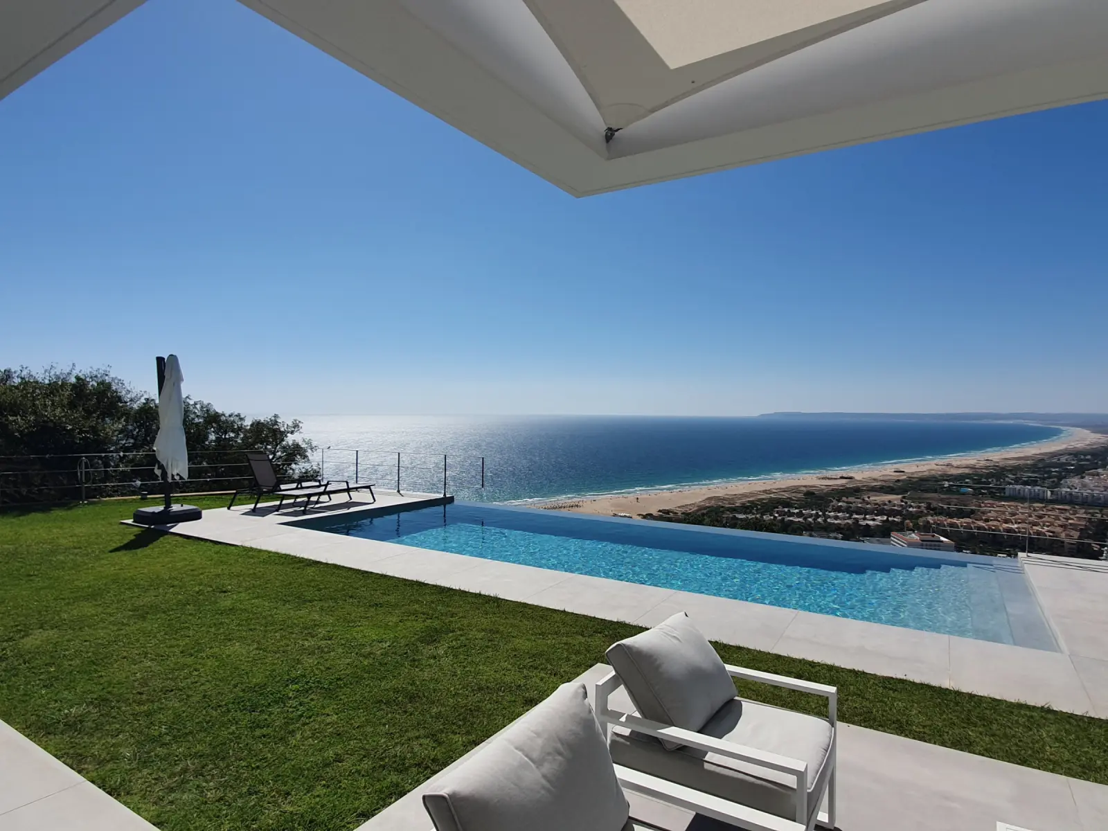 Azara G37 - Zona de piscina y porche