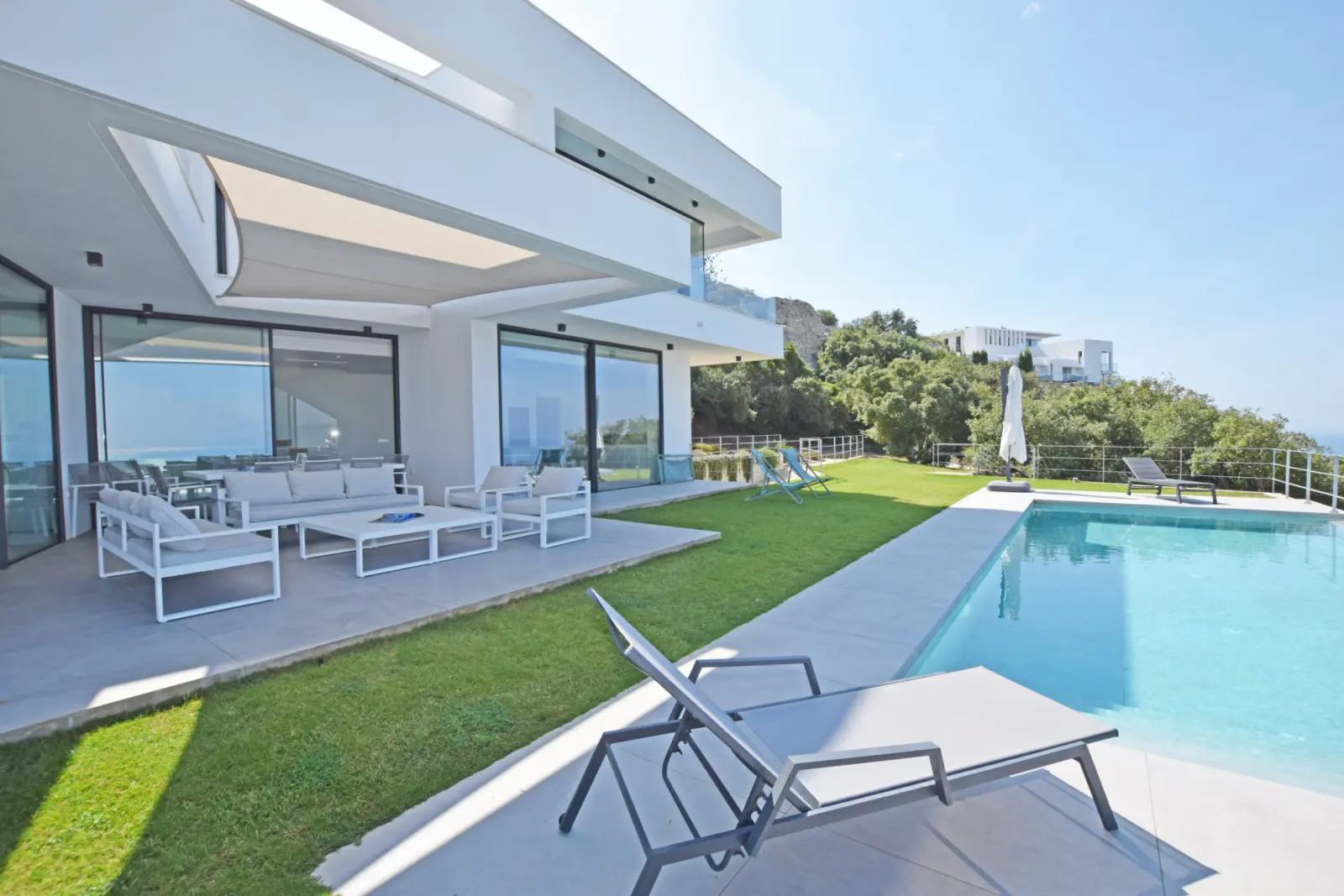 Azara G37 - Zona de piscina - porche