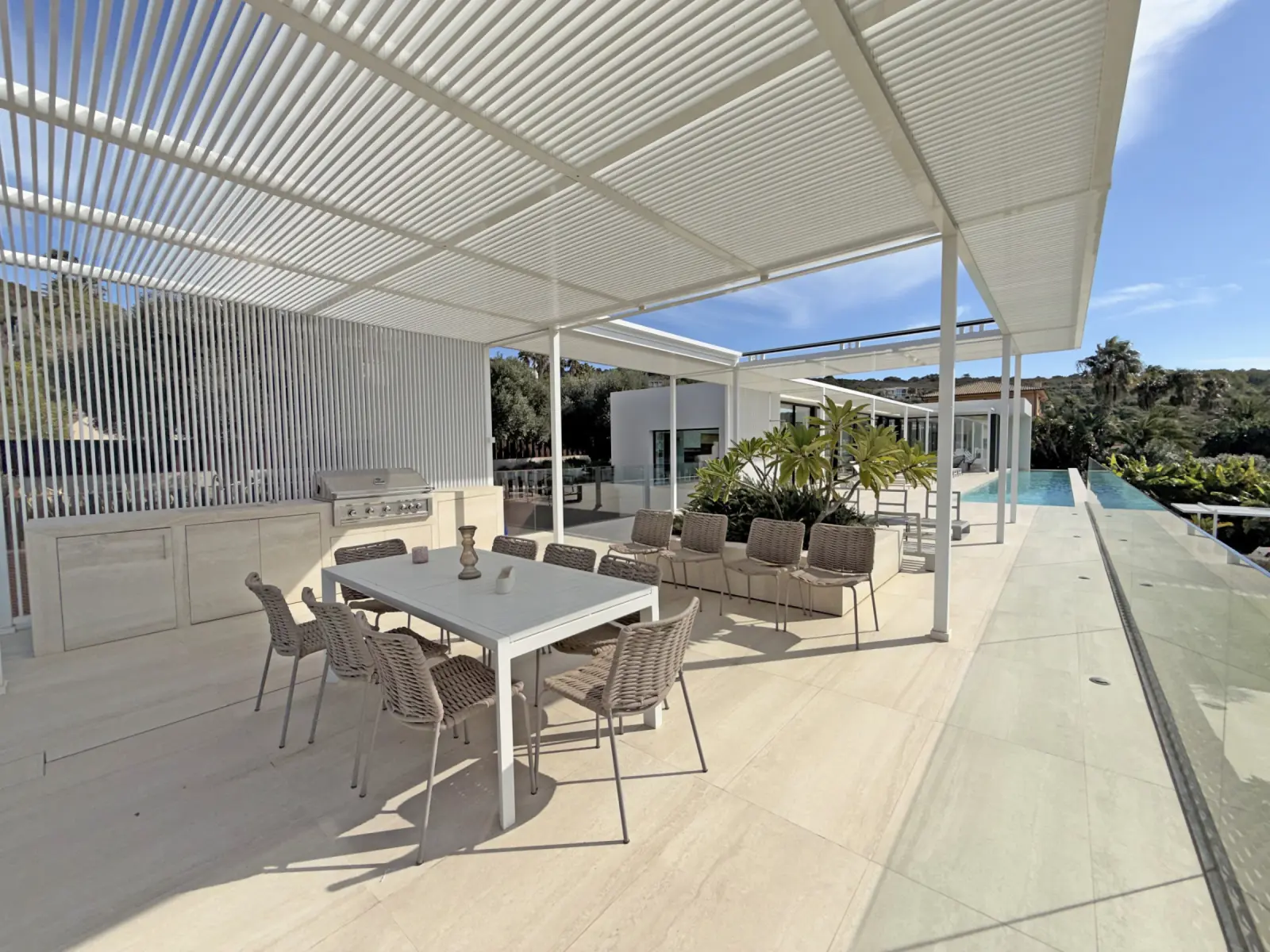 Adamar - Zona de barbacoa y piscina