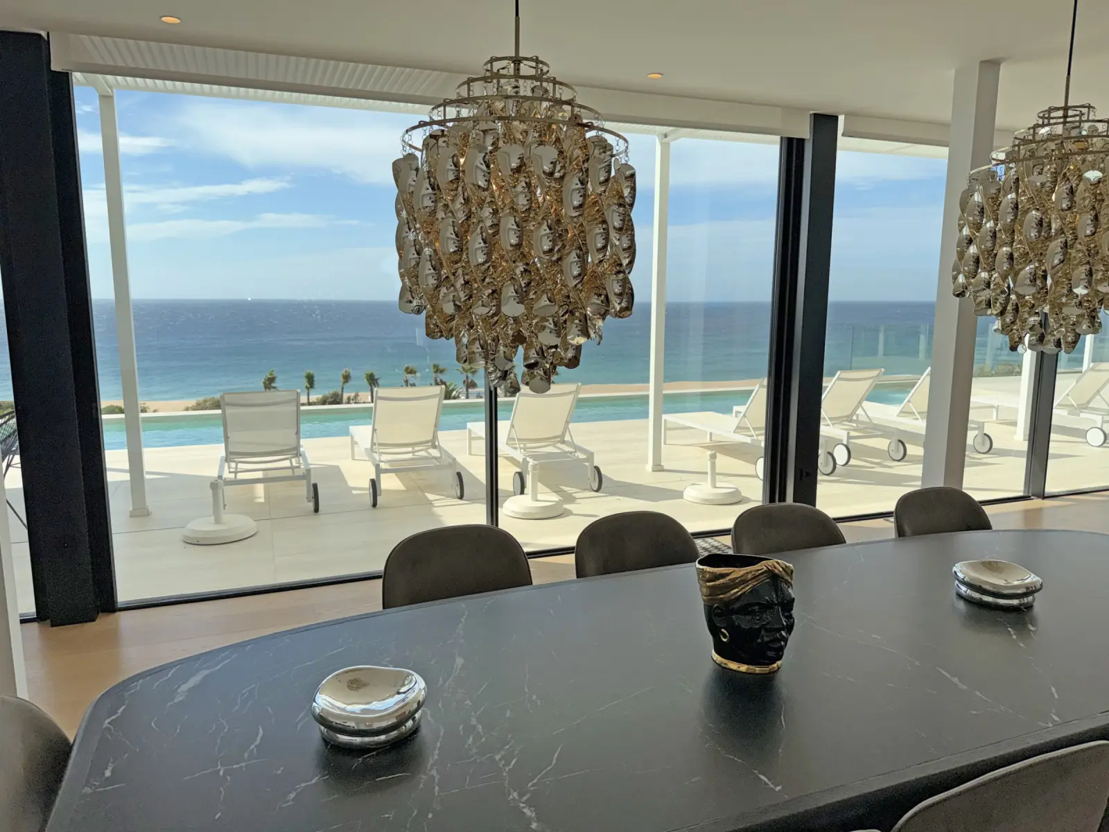 Adamar - Comedor y zona de piscina